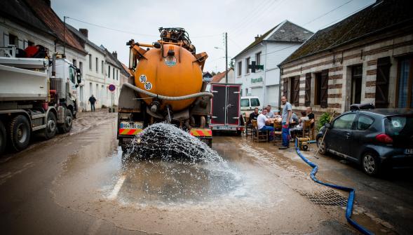24 heures après les inondations Pas-en-Artois les pieds dans la gadoue