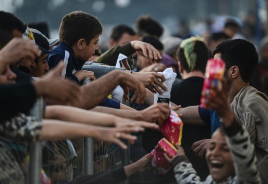 A la frontière entre la Grèce et la Macédoine  les enfants aussi deviennent fous 