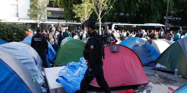 A Paris opération d'évacuation du campement de migrants de la halle Pajol