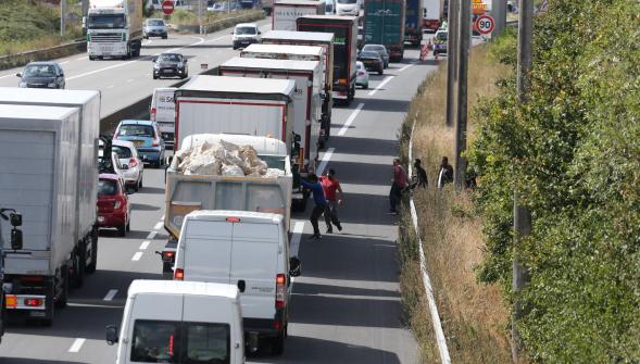 Assauts de migrants , circulation perturbée sur la rocade portuaire de Calais