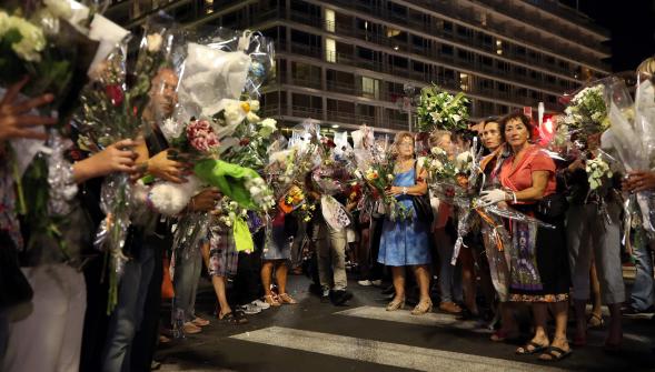 Attentat de Nice , une chaîne humaine déplace fleurs et peluches vers deux lieux de recueillement