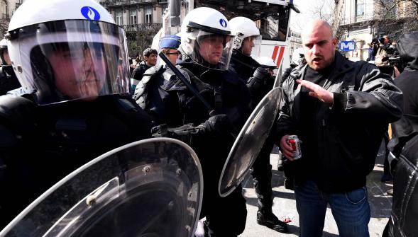 Attentats de Bruxelles , des hooligans perturbent le rassemblement en hommage aux victimes