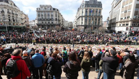 Attentats de Bruxelles , des milliers de personnes dans la rue en hommage aux victimes et contre la haine
