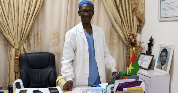 Au Burkina pas de repos pour le médecin qui reconstruit les femmes mutilées