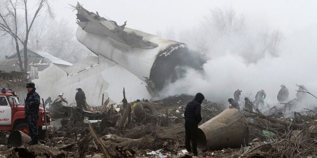 Au moins 37 morts dans le crash d'un avion-cargo sur un village au Kirghizistan