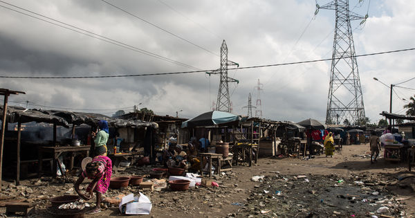 Au quartier Espoir d’Abidjan les habitants rêvent de vivre enfin dans la lumière