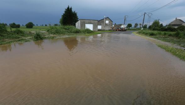 Avesnois , un orage provoque de spectaculaires inondations (VIDÉO)