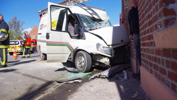 Bailleul , une camionnette dans le mur d'une habitation à Outtersteene deux blessés graves