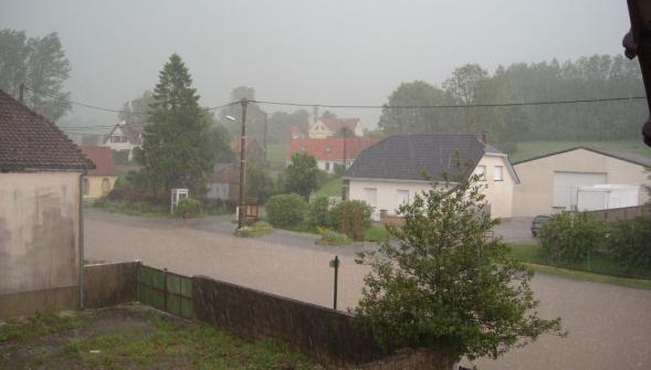Bourthes , inondations et routes bloquées suite à un violent orage (VIDÉO)