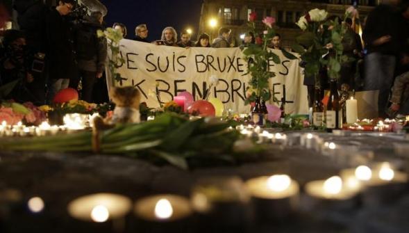 Bruxelles , un mois après les attentats la station Maelbeek rouvre l'enquête se poursuit
