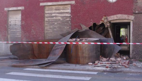 Busnes , une bobine métallique de 17 tonnes tombe d'un camion et éventre une maison