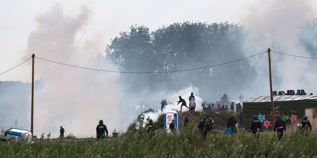 Calais , des heurts entre migrants et CRS font plusieurs blessés