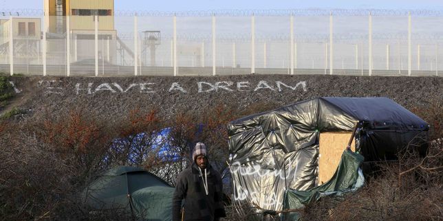 Calais , un migrant afghan meurt percuté par un camion