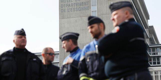 Cazeneuve porte plainte après la découverte de tags antipolice à l'université Paris-I
