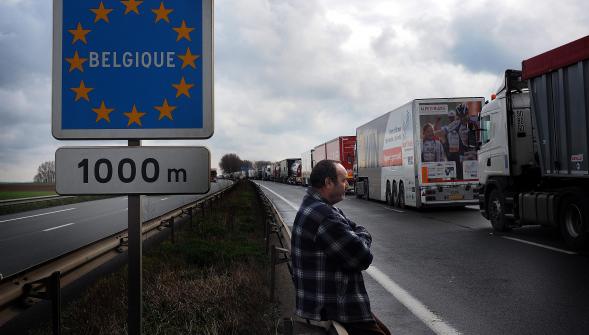 Contre l'écotaxe en Belgique , le bloquage de la frontière par les routiers devrait être reconduit ce mardi (VIDÉO)