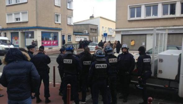 Des activistes ouvrent un squat en soutien aux migrants à Calais , intervention de la police en cours