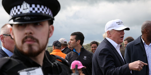 Donald Trump chahuté par des manifestants lors d'une visite en Ecosse