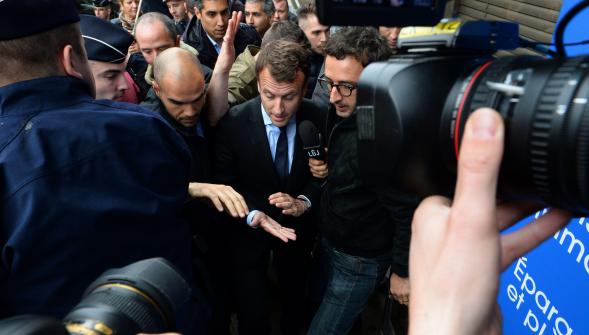 Emmanuel Macron bousculé reçoit des ufs sur la tête lors d'une visite à Montreuil (VIDÉO)