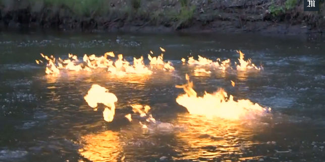 En Australie un député écologiste met le feu à l'eau d'une rivière