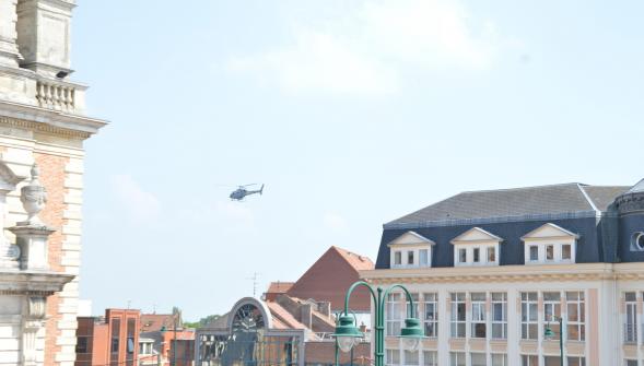 Euro 2016 à Lens , un hélicoptère survole la ville pour des repérages