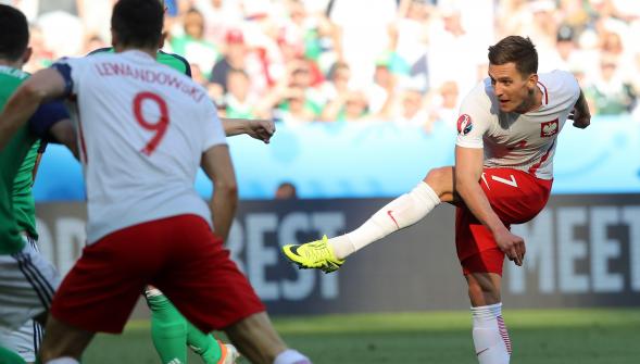 Euro 2016 , la Pologne l'emporte logiquement contre Irlande du Nord (1-0)