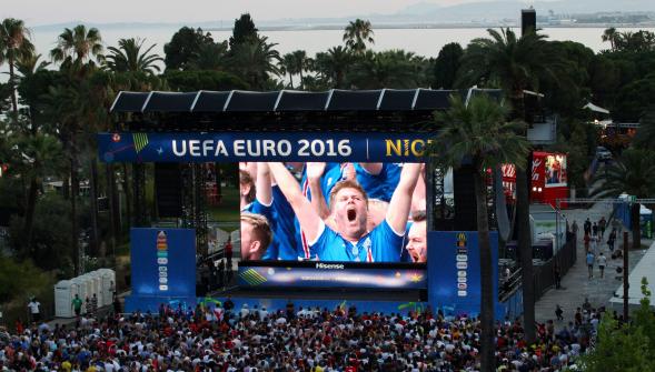 Euro 2016 , le commentateur fou de l'Islande a encore frappé scènes de liesse au pays