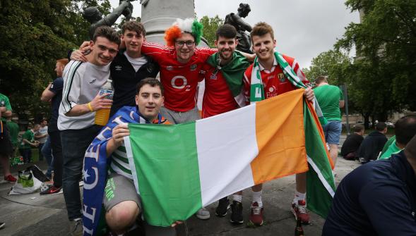 Euro 2016 , les supporters irlandais envahissent les rues de Lille (VIDÉOS)