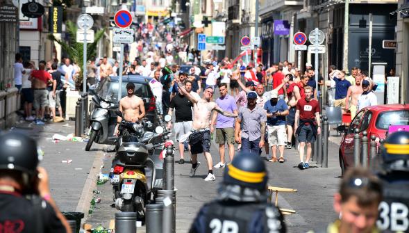 Euro 2016 , nouveaux incidents entre supporters sur le Vieux-Port de Marseille (VIDÉO)