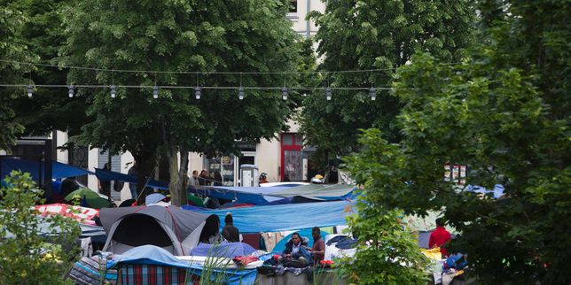 Evacuation des migrants qui occupaient les Jardins d'Eole à Paris