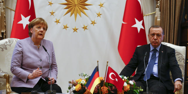 Face à Erdogan à Ankara Merkel dit son inquiétude pour la liberté d'expression et celle de la presse