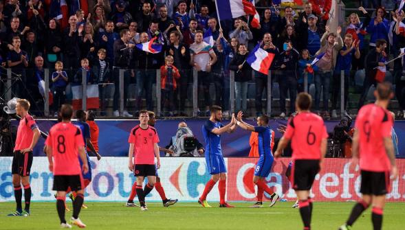 Foot , les Bleus s'offrent une nette victoire avant l'Euro