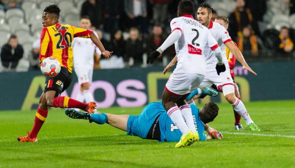 Foot-Ligue 2 , Lens mené à la pause par Nîmes