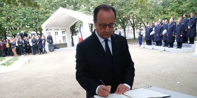 François Hollande rend hommage aux victimes du terrorisme aux Invalides