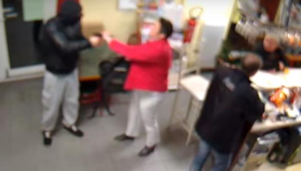 Gérante d'un bar-tabac en Normandie elle fait déguerpir un braqueur armé (VIDÉO)