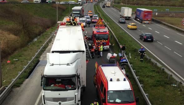 Grande-Synthe , l'A16 coupée après une collision entre deux camions dans le sens France-Belgique