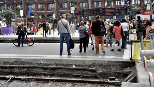 Grève SNCF/ Euro , Vidalies n'exclut pas des réquisitions El Khomri prête à recevoir Martinez  dans la minute 