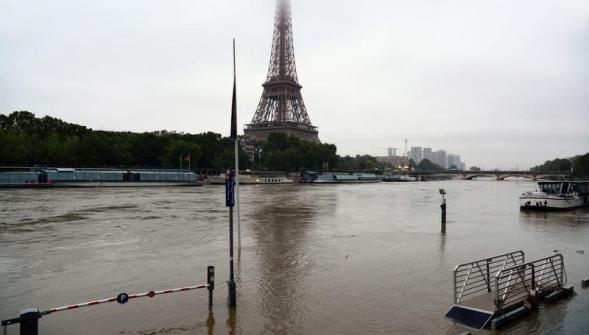 Inondations à Paris , la Seine déborde sur les quais le Louvre commence à évacuer ses réserves