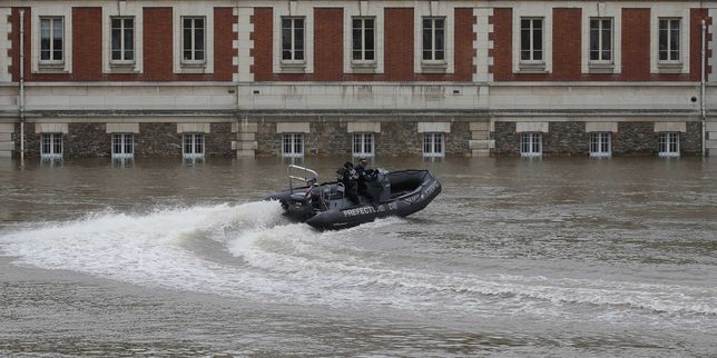 Inondations , le niveau de la Seine descend à Paris la crue se déplace vers l'Ouest