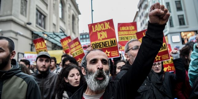 La laïcité  figurera  dans la nouvelle Constitution turque assure le premier ministre