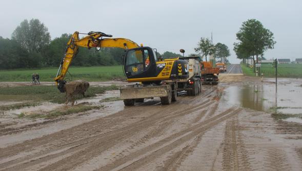 La RN 25 coupée à Mondicourt , l'eau est partie on évacue la boue (VIDEOS)