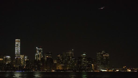 L'avion solaire Solar Impulse 2 survole la Statue de la Liberté à New York