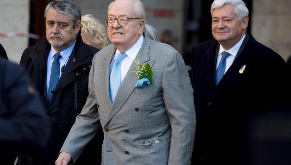 Le FN demande à Arnautu et Gollnisch de démissionner des instances du parti après leur 1er mai avec Jean-Marie Le Pen