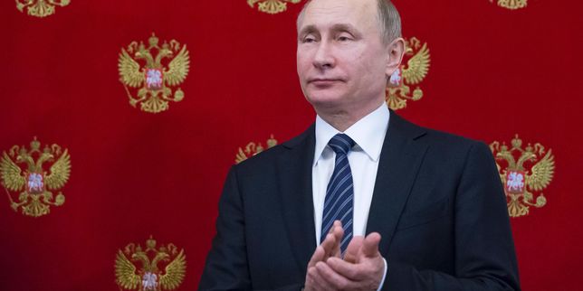 Le Kremlin juge  absurdes  les accusations d'ingérence dans la campagne de Macron