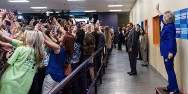 Le  selfie géant  avec Hillary Clinton un outil politique comme un autre