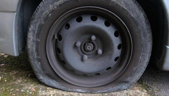 Lens , huit jours de prison pour avoir crevé les pneus de la voiture du maire