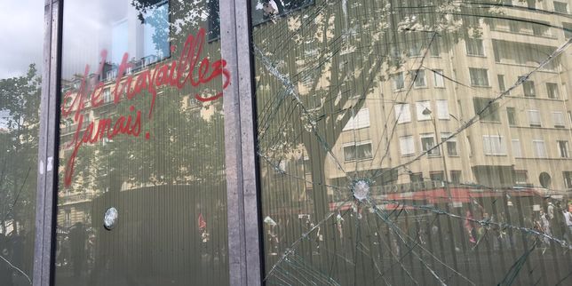 Les vitres de l'hôpital Necker défoncées et une voiture de la RATP incendiée par des casseurs à Paris