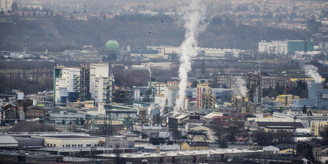 L'incendie dans une usine chimique classée Seveso près de Lyon maîtrisé