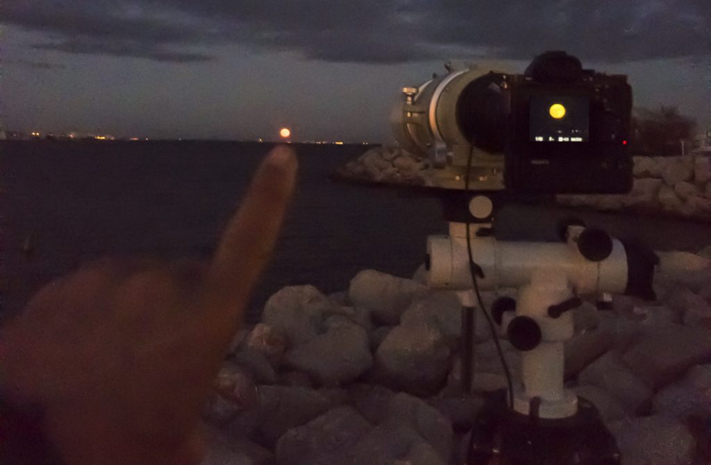 Magnifique time-lapse du lever de la pleine lune