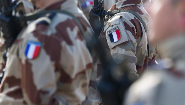 Menace terroriste , Hollande annonce la création de 800 emplois dans les armées