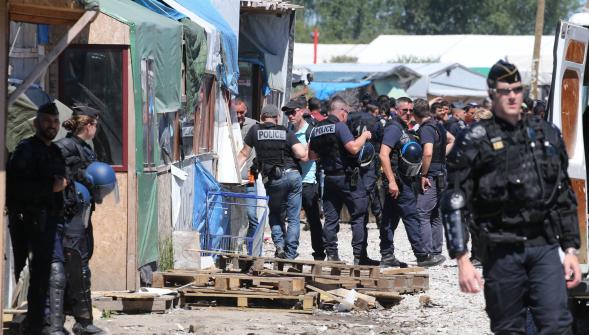 Migrants de Calais , déploiement de police pour un contrôle des commerces de la  jungle 